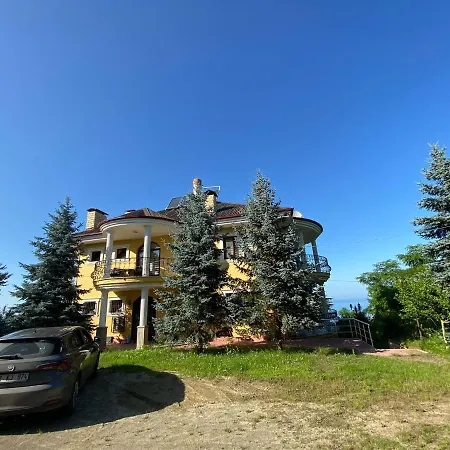 Manzarali Havuzlu Villa Trabzon