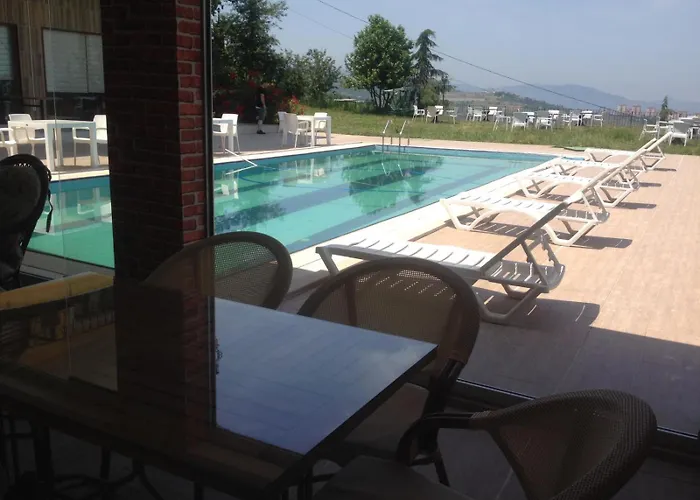 Manzarali Havuzlu Villa Trabzon