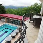 Manzarali Havuzlu Τραμπζόν