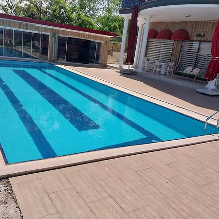 Manzarali Havuzlu Villa Trabzon