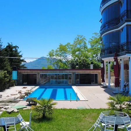 Manzarali Havuzlu Villa Trabzon
